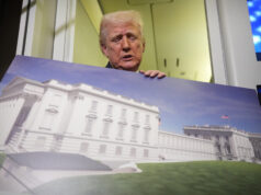 Dar a Trump US$ 10 bilhões para embelezar DC? Claro que não. Membros da Guarda Nacional passam por uma faixa com o presidente Donald Trump pendurada no Departamento de Justiça, quinta-feira, 19 de fevereiro de 2026, em Washington. (Foto AP/Allison Robbert)