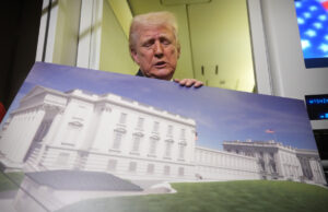 Dar a Trump US$ 10 bilhões para embelezar DC? Claro que não. Membros da Guarda Nacional passam por uma faixa com o presidente Donald Trump pendurada no Departamento de Justiça, quinta-feira, 19 de fevereiro de 2026, em Washington. (Foto AP/Allison Robbert)