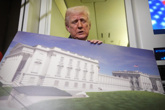 Dar a Trump US$ 10 bilhões para embelezar DC? Claro Membros da Guarda Nacional passam por uma faixa com o presidente Donald Trump pendurada no Departamento de Justiça, quinta-feira, 19 de fevereiro de 2026, em Washington. (Foto AP/Allison Robbert)