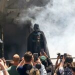 Darth Vader chega à terra de 'Star Wars', marcando um pivô para a Disneylândia