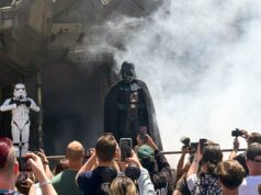 Darth Vader chega à terra de ‘Star Wars’, marcando um pivô para a Disneylândia Darth Vader chega à terra de 'Star Wars', marcando um pivô para a Disneylândia