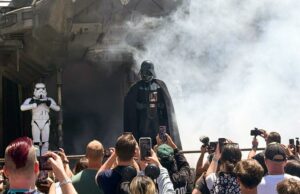 Darth Vader chega à terra de ‘Star Wars’, marcando um pivô para a Disneylândia Darth Vader chega à terra de 'Star Wars', marcando um pivô para a Disneylândia