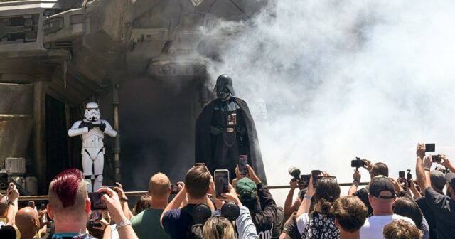 Darth Vader chega à terra de 'Star Wars', marcando um pivô para a Disneylândia

