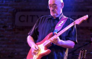Dave Mason, cofundador da Traffic que escreveu ‘Feelin’ Alright?’, morre aos 79 anos Dave Mason, cofundador da Traffic que escreveu 'Feelin' Alright?', morre aos 79 anos