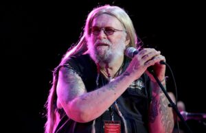David Allan Coe, polêmico astro country que cantou ‘The Ride’ e ‘You Never Even Called Me By My Name’, morre aos 86 anos David Allan Coe, polêmico astro country que cantou 'The Ride' e 'You Never Even Called Me By My Name', morre aos 86 anos