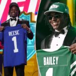 O linebacker do estado de Ohio, Arvell Reese, posa com uma camisa do New York Giants após ser escolhido durante o draft de futebol americano da NFL.