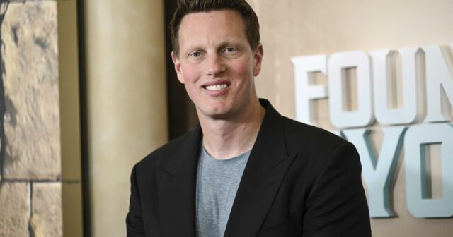 David Ellison chega ao CinemaCon, reiterando a promessa de fazer mais filmes com a Paramount-Warner Bros.
