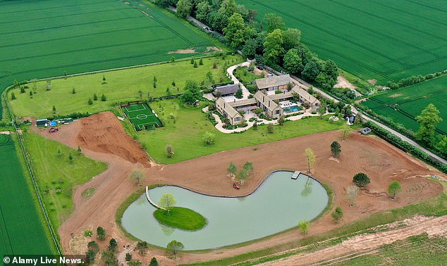 David e Victoria Beckham vencem a disputa de planejamento para David e Victoria Beckham receberam luz verde para criar uma extensa floresta em meio a recentes preocupações de segurança em sua luxuosa casa em Cotswolds