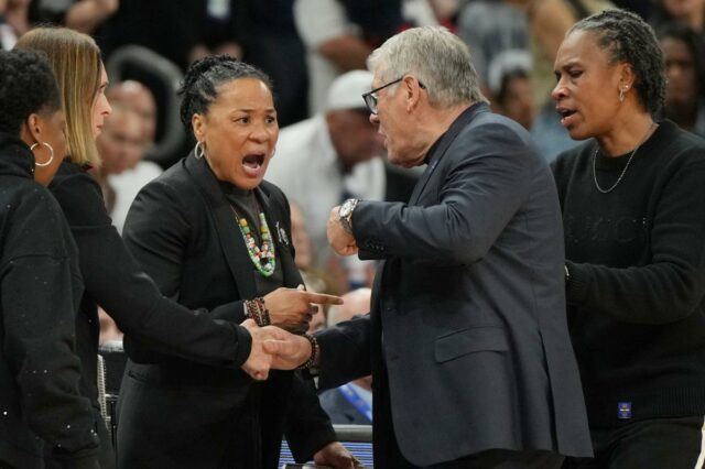 Dawn Staley ameaça ‘bater na bunda de Geno’ após confronto acirrado da Final Four com o técnico da UConn

