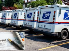 Declaração de impostos pelo correio? O IRS alerta que uma mudança pouco conhecida pode antecipar seu prazo Formulário fiscal 1040, uma caneta e uma calculadora em um gráfico financeiro.