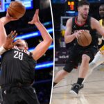 Alperen Sengun do Houston Rockets se preparando para marcar enquanto Deandre Ayton defende.