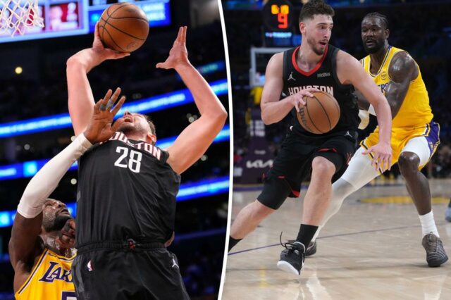 Alperen Sengun do Houston Rockets se preparando para marcar enquanto Deandre Ayton defende.