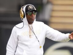 Deion Sanders diz que está com boa saúde durante o jogo de primavera do Colorado Deion Sanders, técnico do Colorado Buffaloes, com capuz branco, chapéu, óculos escuros e fones de ouvido dourados, em campo.