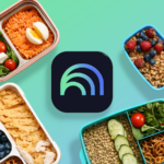 Um jovem usando um laptop e fones de ouvido, sentado entre os logotipos flutuantes do YouTube e do NotebookLM.