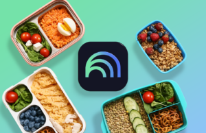 Deixei o NotebookLM planejar minhas refeições por uma semana e parei de gastar demais com mantimentos Um jovem usando um laptop e fones de ouvido, sentado entre os logotipos flutuantes do YouTube e do NotebookLM.