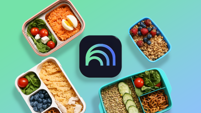 Um jovem usando um laptop e fones de ouvido, sentado entre os logotipos flutuantes do YouTube e do NotebookLM.