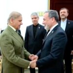 O ministro das Relações Exteriores do Irã, Abbas Araqchi, cumprimenta o primeiro-ministro do Paquistão, Shehbaz Sharif.