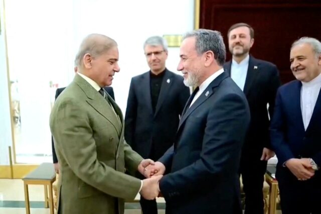 O ministro das Relações Exteriores do Irã, Abbas Araqchi, cumprimenta o primeiro-ministro do Paquistão, Shehbaz Sharif.