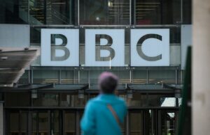 Demissões da BBC afetarão 2.000 empregos como parte de um importante plano de redução de custos Demissões da BBC afetarão 2.000 empregos como parte de um importante plano de redução de custos