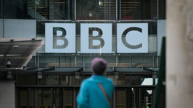 Demissões da BBC afetarão 2.000 empregos como parte de um importante plano de redução de custos
