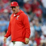 Demitiu Rob Thomson 'responsabilizado' pela derrota no começo de Phillies, diz ele