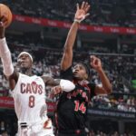 Dennis Schroder, que marcou 11 de seus 19 pontos no quarto período, sobe para uma bandeja durante a vitória dos Cavaliers por 125-120 no jogo 5 sobre os Raptors em 29 de abril de 2026 em Cleveland.