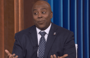 Depois de defender os imigrantes, Charles Barkley fala sobre o Irã, a missão lunar Artemis II e Pam Bondi no ‘SNL’ March Madness Opener Depois de defender os imigrantes, Charles Barkley fala sobre o Irã, a missão lunar Artemis II e Pam Bondi no 'SNL' March Madness Opener