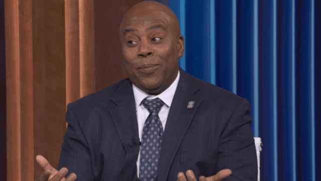 Depois de defender os imigrantes, Charles Barkley fala sobre o Depois de defender os imigrantes, Charles Barkley fala sobre o Irã, a missão lunar Artemis II e Pam Bondi no 'SNL' March Madness Opener