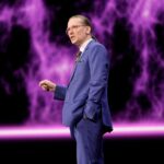 um jovem Mikko Hyppönen cercado por computadores.