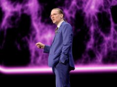 Depois de lutar contra malware durante décadas, este veterano da segurança cibernética agora está hackeando drones um jovem Mikko Hyppönen cercado por computadores.