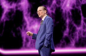 Depois de lutar contra malware durante décadas, este veterano da segurança cibernética agora está hackeando drones um jovem Mikko Hyppönen cercado por computadores.