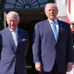 A Rainha Camilla e o Rei Charles posam com Donald Trump e Melania Trump ao lado da colmeia recentemente inaugurada.