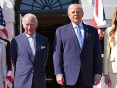 Depois do caos, uma xícara de chá: King mantém a calma e segue com os Trumps A Rainha Camilla e o Rei Charles posam com Donald Trump e Melania Trump ao lado da colmeia recentemente inaugurada.