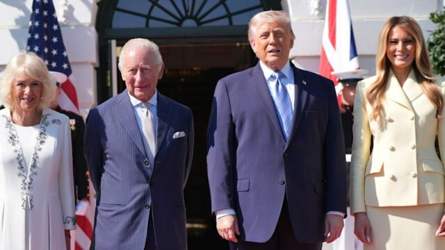 A Rainha Camilla e o Rei Charles posam com Donald Trump e Melania Trump ao lado da colmeia recentemente inaugurada.
