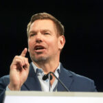 Deputado Swalwell suspende campanha governamental após ser acusado de agressão sexual