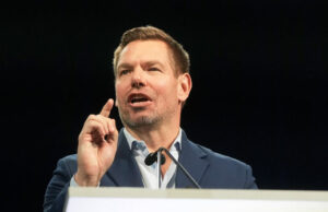 Deputado Swalwell suspende campanha governamental após ser acusado de agressão sexual Deputado Swalwell suspende campanha governamental após ser acusado de agressão sexual