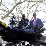 Derek Chisora ​​​​(à esquerda) chegou para sua coletiva de imprensa antes de sua luta com Deontay Wilder em um tanque com Nigel Farage (à direita)