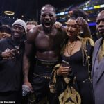 Boxe - Derek Chisora ​​​​vs Deontay Wilder - O2 Arena, Londres, Grã-Bretanha - 4 de abril de 2026 Deontay Wilder comemora com sua equipe após vencer sua luta contra Derek Chisora ​​​​Action Images via Reuters / Peter Cziborra