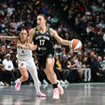 O jogador do New York Liberty, Derin Erdogan, driblando a bola contra o Indiana Fever.