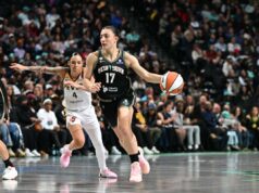 Derin Erdogan ficou ‘em choque’ com a chance da Liberty da qual ela desistiu O jogador do New York Liberty, Derin Erdogan, driblando a bola contra o Indiana Fever.