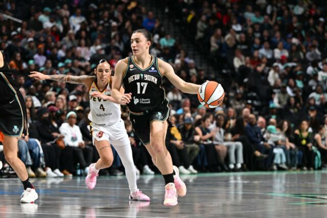 O jogador do New York Liberty, Derin Erdogan, driblando a bola contra o Indiana Fever.