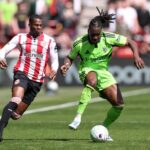 Dermot Gallagher diz que a estrela do Brentford está certa em evitar o cartão vermelho por puxar o cabelo, ao contrário de Lisandro Martinez