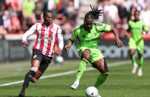 Dermot Gallagher diz que a estrela do Brentford está certa em evitar o cartão vermelho por puxar o cabelo, ao contrário de Lisandro Martinez Dermot Gallagher diz que a estrela do Brentford está certa em evitar o cartão vermelho por puxar o cabelo, ao contrário de Lisandro Martinez