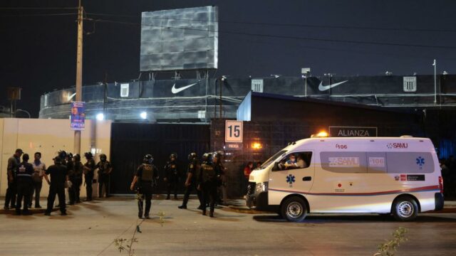 Desastre no estádio do Peru: um morto e 47 feridos Desastre no estádio do Peru: um morto e 47 feridos em colapso estrutural no Estádio Alejandro Villanueva