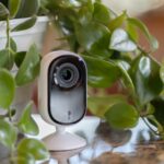 Desconto de cair o queixo bate 89% nesta câmera de segurança Arlo 2K