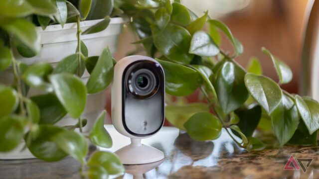 Desconto de cair o queixo bate 89% nesta câmera de segurança Arlo 2K
