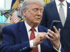 Desligue: o que aconteceu com os telefones Trump? Eric Trump, Don Hendrickson, Eric Thomas, Patrick O'Brien e Donald Trump Jr., da esquerda para a direita, participam do anúncio do Trump Mobile, na Trump Tower de Nova York, segunda-feira, 16 de junho de 2025. (AP Photo/Richard Drew)
