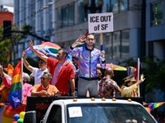 Detransitioner confronta o senador Scott Wiener sobre os danos da transição de gênero – aqui está o porquê O legislador estadual democrata Scott Weiner, sem camisa, com colete de couro e gravata preta, em uma rua da cidade.