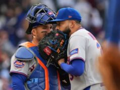 Devin Williams, do Mets, registra a primeira defesa perdida da temporada após uma partida brutal O apanhador do New York Mets, Luis Torrens, conversa com o arremessador substituto Devin Williams.