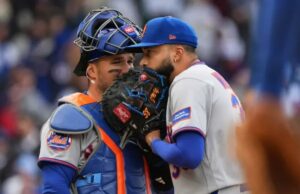 Devin Williams, do Mets, registra a primeira defesa perdida da temporada após uma partida brutal O apanhador do New York Mets, Luis Torrens, conversa com o arremessador substituto Devin Williams.